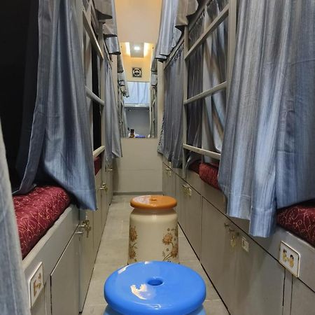 Rest Inn Hostel Dormitory Mumbai Exterior photo