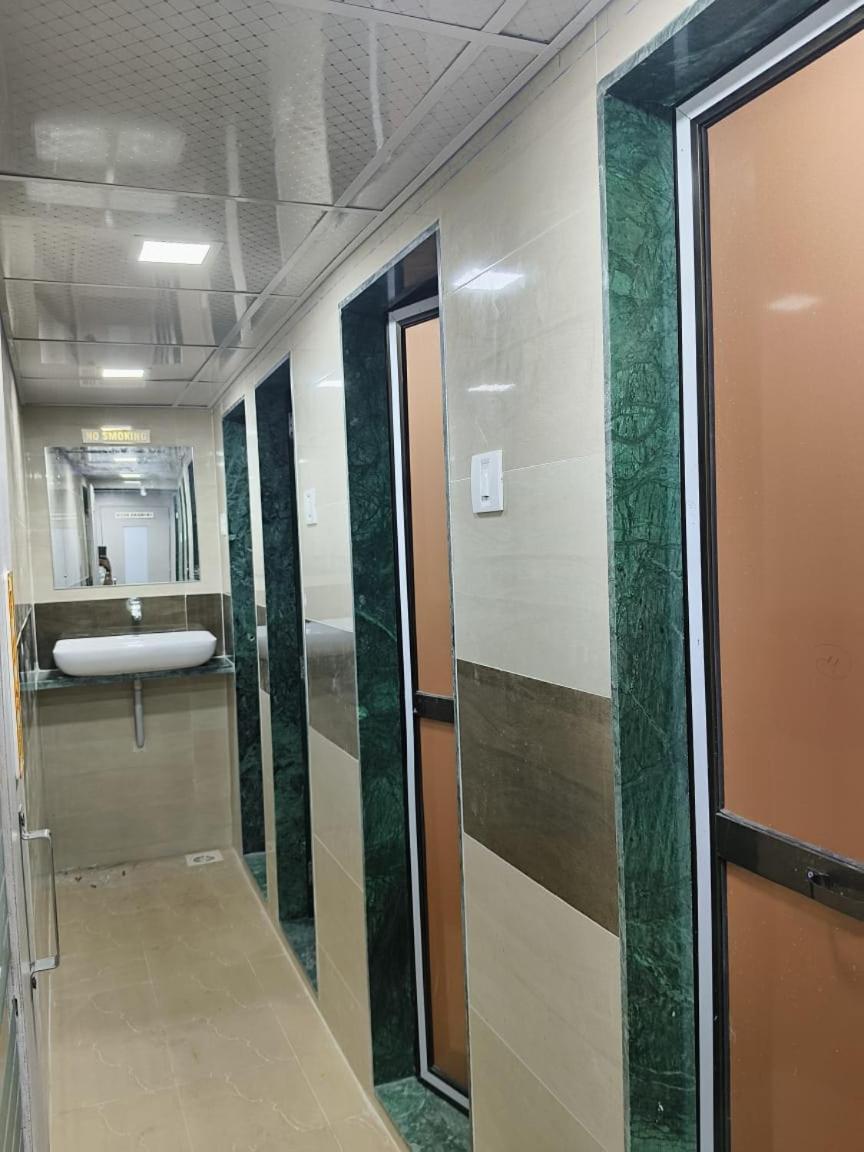 Rest Inn Hostel Dormitory Mumbai Exterior photo