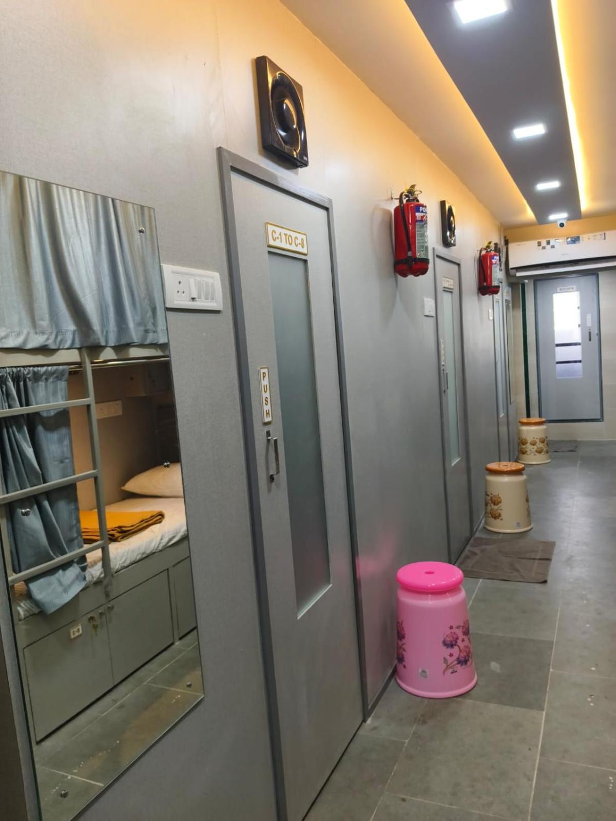 Rest Inn Hostel Dormitory Mumbai Exterior photo