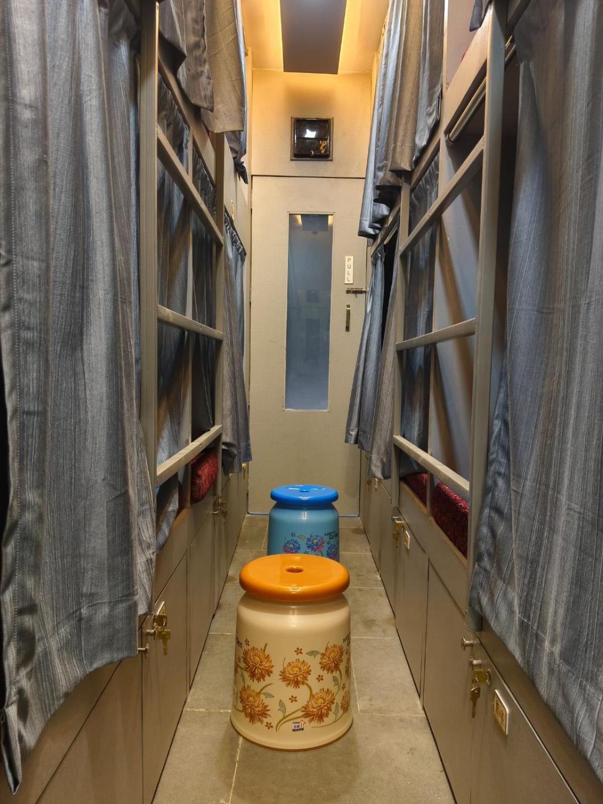 Rest Inn Hostel Dormitory Mumbai Exterior photo