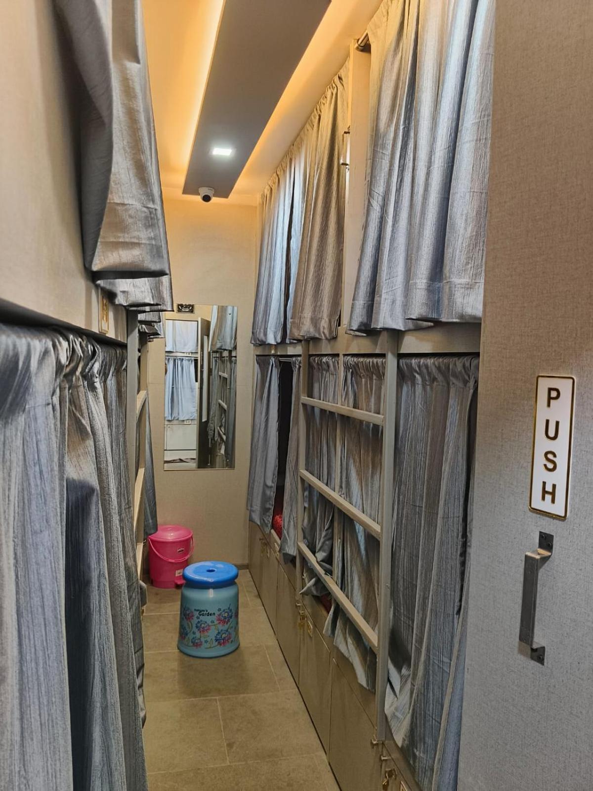 Rest Inn Hostel Dormitory Mumbai Exterior photo